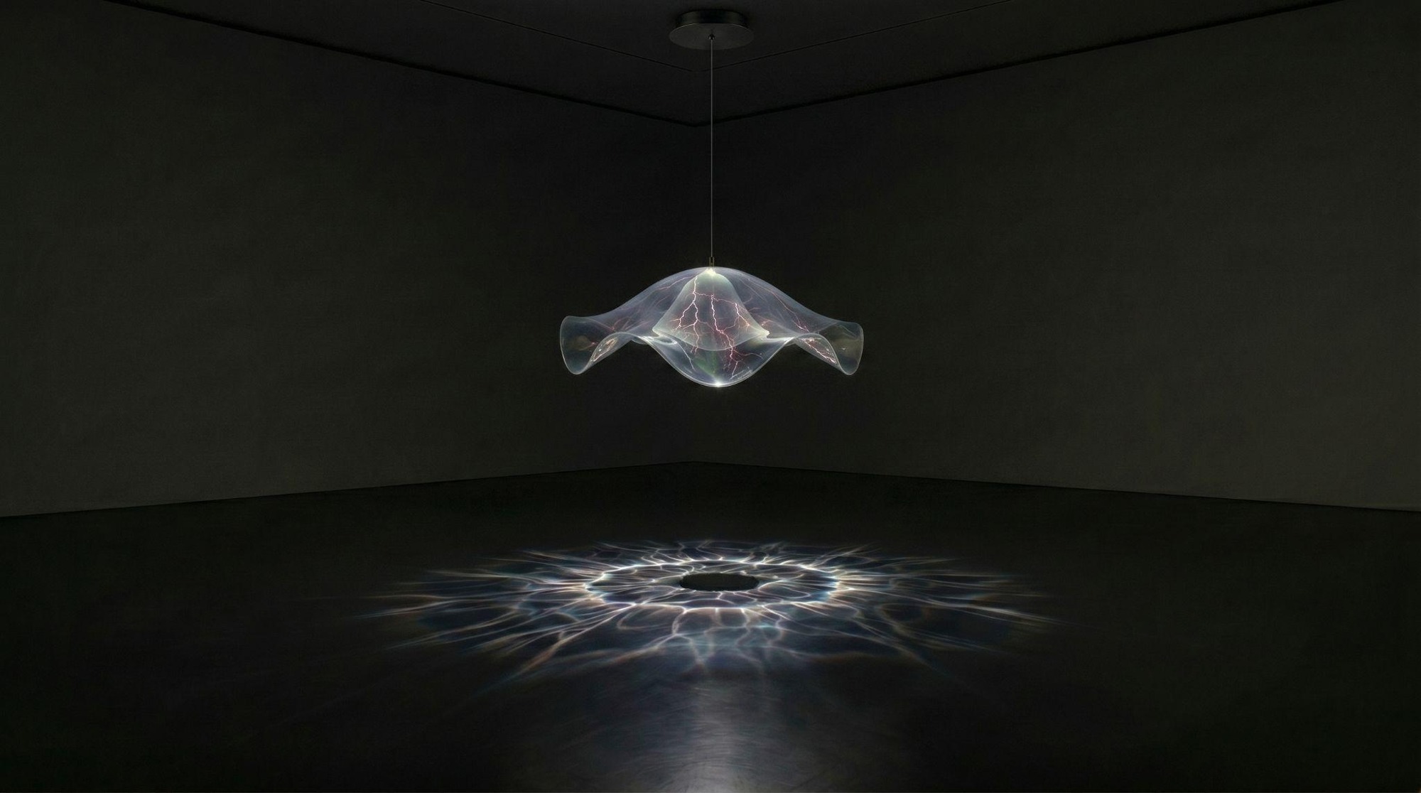 sk-silent-key-simulation Simulation de SK_ Silent Key : une membrane iridescente suspendue dans un espace sombre.
